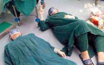 Bức ảnh 2 bác sĩ phẫu thuật nằm trên sàn phòng mổ lạnh lẽo viral khắp mạng
