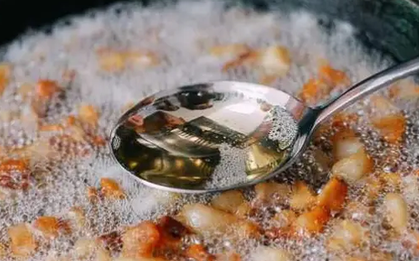 Người phụ nữ 52 tuổi mắc ung thư dạ dày vì loại dầu ăn có trong bếp nhiều gia đình