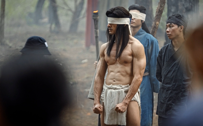 Mỹ nam cổ trang Việt đẹp đến độ bạn diễn ngắm sáng cả mắt: Body 1000 điểm không góc chết, chê gì cũng được trừ visual