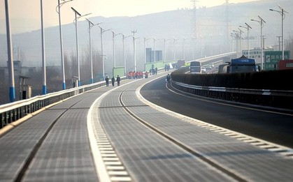 Chỉ có thể là Trung Quốc: Đường cao tốc tạo ra điện, phương Tây cũng phải thốt lên "đáng kinh ngạc"
