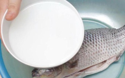 Bát nước này là "kẻ thù" của mùi tanh: Ngâm cá vào, tanh mấy cũng biến mất, thịt mềm ngọt bất ngờ