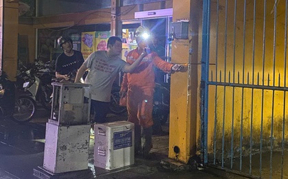 Nam thanh niên đang đi bộ gần tủ điện ở trung tâm TP HCM thì bất ngờ co giật, ngã xuống nguy kịch