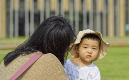 Khi người mẹ "khéo ăn khéo nói" lại sinh con nhút nhát và ít nói - 2 lý do tâm lý học khiến phụ huynh nào cũng nên gật gù