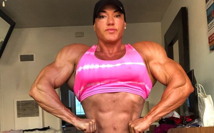 Thiếu nữ 17 tuổi hoá quái vật thể hình bắp tay cuồn cuộn, thân hình như tạc bằng thép