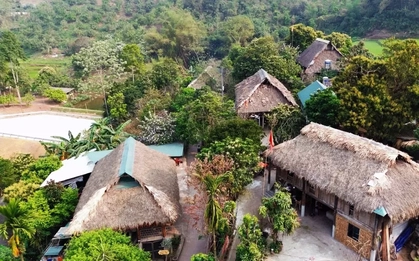 Ngắm những nếp nhà sàn nguyên sơ của người Mường ở làng du lịch