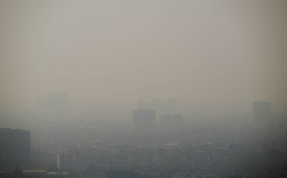 Chùm ảnh, clip: Hà Nội chìm trong bụi mịn dày đặc