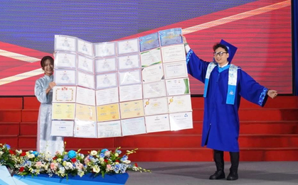 "Kho báu" của thủ khoa Bách khoa TP.HCM gây sốt tại lễ tốt nghiệp