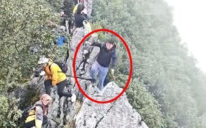 Kinh hãi khoảnh khắc người leo núi ngã khỏi vách đá 40m vì mải… chụp selfie, cái kết khiến ai cũng há hốc mồm!