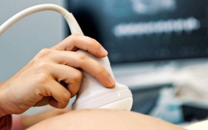 Khám cho người phụ nữ mang thai, bác sĩ phát hiện ra "bí mật" trong bụng