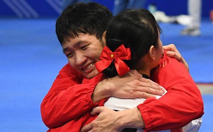 Trai tài gái giỏi Taekwondo Việt Nam ôm nhau bật khóc, vỡ oà cảm xúc khi thắng Thái Lan ở bán kết SEA Games 33
