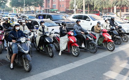 Dòng xe dừng 'thẳng như kẻ chỉ' chờ đèn đỏ trên tuyến phố Hà Nội lắp camera AI