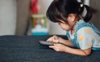 Trẻ được phép và không được phép dùng điện thoại từ nhỏ lớn lên sẽ khác nhau một trời một vực