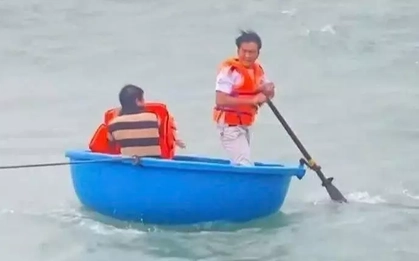 Chủ tịch nước tặng Huân chương Dũng cảm cho 2 người hùng lao ra biển cứu người trong bão số 13