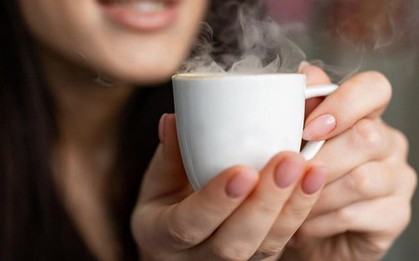 Cặp vợ chồng sống lành mạnh nhưng cùng nhận tin mắc ung thư, bác sĩ thở dài: “Sao uống loại nước này nhiều vậy?”