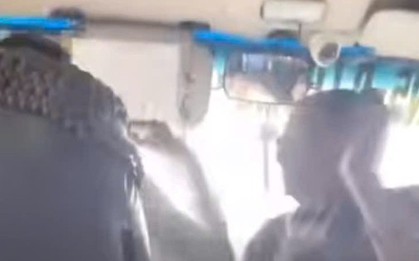 VIDEO: Đang điều khiển xe buýt, tài xế bị hành khách lao vào hành hung