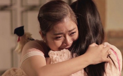 Thấy cảnh con gái trong phòng ngủ nhà hàng xóm, người mẹ gào khóc: "Tôi đã sai… tôi đã sai rồi…"