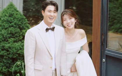 HLV thể lực ĐT Việt Nam tung ảnh cưới xịn xò, cô dâu xinh như idol Hàn, Duy Mạnh, Hoàng Đức thả tim chúc mừng