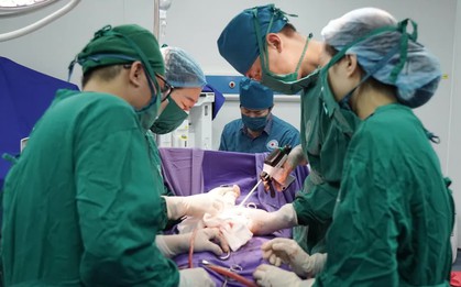 Ca mổ gần 4 giờ bóc tách u xơ tử cung và u buồng trứng lớn