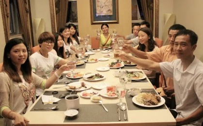 Đi họp lớp các bạn bỏ hết về trước lúc thanh toán: Tôi ở lại cuối cùng với lớp trưởng lại là "người hưởng lợi nhất"