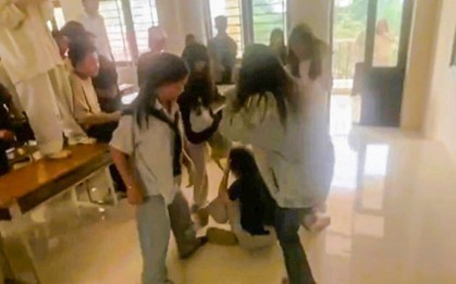 Nữ sinh bị nhóm bạn đánh hội đồng ngay trong lớp học