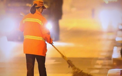 Đang quét đường lúc 3h sáng, cô lao công bỗng bật khóc giữa phố, lý do khiến MXH lặng người