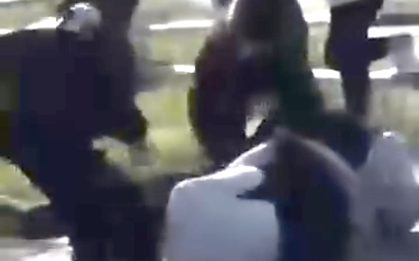 Nữ sinh lớp 10 bị nhóm học sinh lớp 8 đánh hội đồng