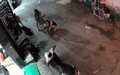 Người phụ nữ dẫn con 9 tuổi đi lột bông tai vàng của bé 5 tuổi: Quyết định sau đó