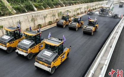 Kỳ tích xây dựng tại Trung Quốc: Rải 8.000 tấn nhựa đường, hoàn thiện tuyến cao tốc huyết mạch chỉ trong 6 giờ
