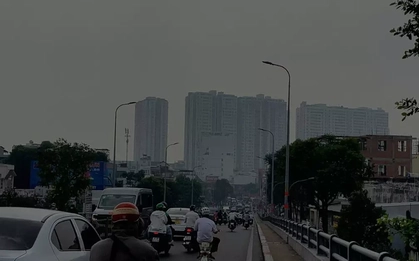 'Hiểm họa' từ bầu trời mù sương bủa vây TPHCM