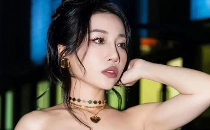 Cuộc gọi sau 10 năm khiến nữ ca sĩ suýt khóc