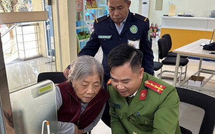 Sau khi tải xuống một ứng dụng, cụ bà đến ngân hàng mở tài khoản, chuẩn bị nạp tiền thì công an xã có mặt, phối hợp với nhân viên LPBank xác minh giao dịch