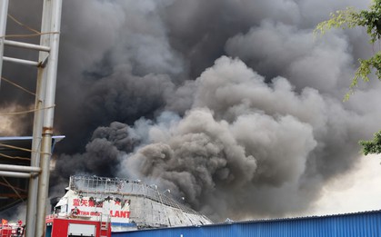 Hiện trường vụ cháy công ty da giày Hải Phòng, hàng chục người vẫn đang cứu hỏa