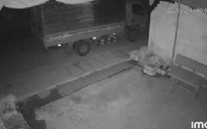 Camera ghi lại cảnh 3 người đi cùng xe máy gặp nạn, tử vong lúc 1 giờ sáng