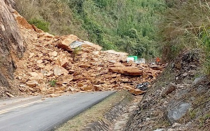 VIDEO: Sạt lở đất đá nghiêm trọng trên quốc lộ, 3 người nghi bị vùi lấp