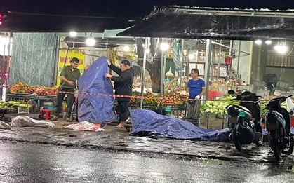 Người đàn ông đang đứng ở sạp bán trái cây thì bị đâm tử vong