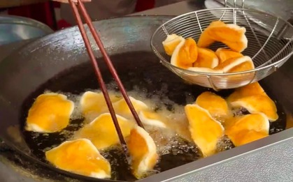 Chỉ 5.000 đồng/cái, món bánh "đế giày" giòn rụm, ngỡ ngàng khi biết nguyên liệu lại quen thuộc đến thế này!