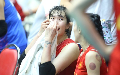 Trần Thị Thanh Thúy bật khóc, bóng chuyền nữ Việt Nam thẫn thờ khi thua đau Thái Lan, lỡ HCV SEA Games lịch sử