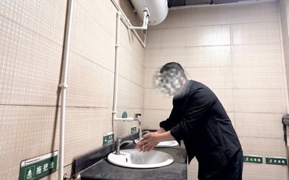 Bị đuổi việc vì đi vệ sinh 4 tiếng trong giờ làm, người đàn ông đâm đơn kiện công ty, đòi bồi thường 1,2 tỷ đồng