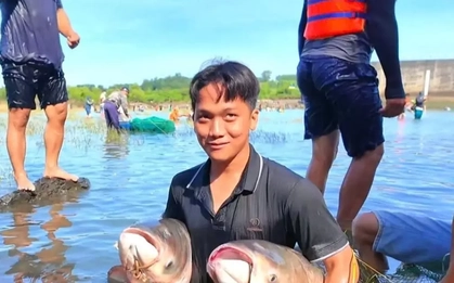 Người dân đổ xô vào Thuỷ điện Trị An bắt cá khủng