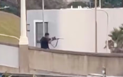 Mẹ của nghi phạm xả súng ở bãi biển Úc khiến ít nhất 15 người thiệt mạng khẳng định con trai “là cậu bé ngoan”