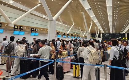 Vé máy bay Tết cạn nhanh, nhiều người chấp nhận bay đêm dù giá cao chót vót