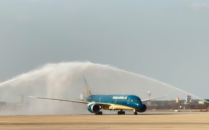 Thời khắc lịch sử: Siêu máy bay hạ cánh thành công, chính thức 'xông đất' sân bay 16 tỷ USD của Việt Nam