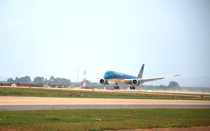 CLIP: Cận cảnh máy bay Boeing 787 vừa đáp xuống sân bay Long Thành