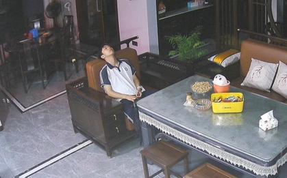 Khung cảnh nam sinh ngồi thất thần giữa phòng khách lúc 23h đêm gây tranh cãi kịch liệt