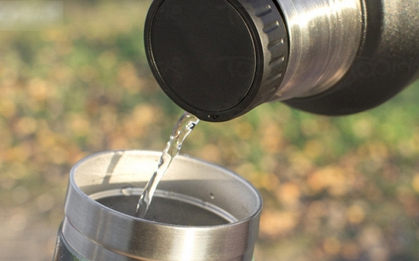 Người đàn ông tử vong vì ngộ độc chì, viêm phổi do uống 1 loại nước trong cốc giữ nhiệt: 7 loại nước hóa thuốc độc, đừng đựng vào đó