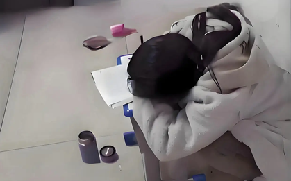 Học sinh phải nhập viện sau khi bị yêu cầu ra hành lang làm bài tập, phụ huynh tức giận đòi bồi thường hơn 350 triệu