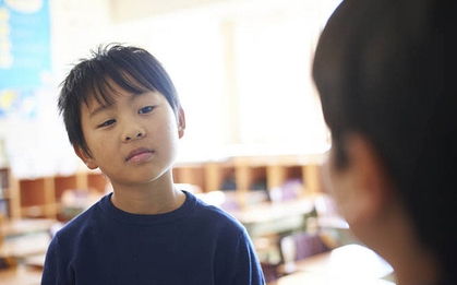 Cha mẹ làm điều này, chính là âm thầm chôn một “quả bom” trên con đường tương lai của con! CỰC NGUY HIỂM