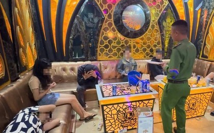 Thấy công an khi đang "bay lắc", 5 "dân chơi" trốn lên nóc nhà vệ sinh