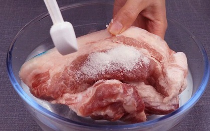 Rã đông thịt đừng chỉ ngâm với nước, làm 2 mẹo này vừa nhanh mà thịt không tanh, không hôi