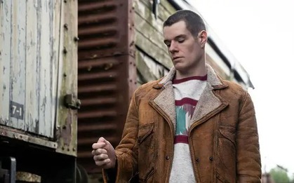 Xem phim Sex Education, tôi lạnh người khi nhớ lại lần mình tát con: "Từng đau mà sao vẫn mắc sai lầm như thế hệ trước?"